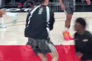 已经长到了2米16！感觉郇斯楠热身扣篮不用怎么跳的！